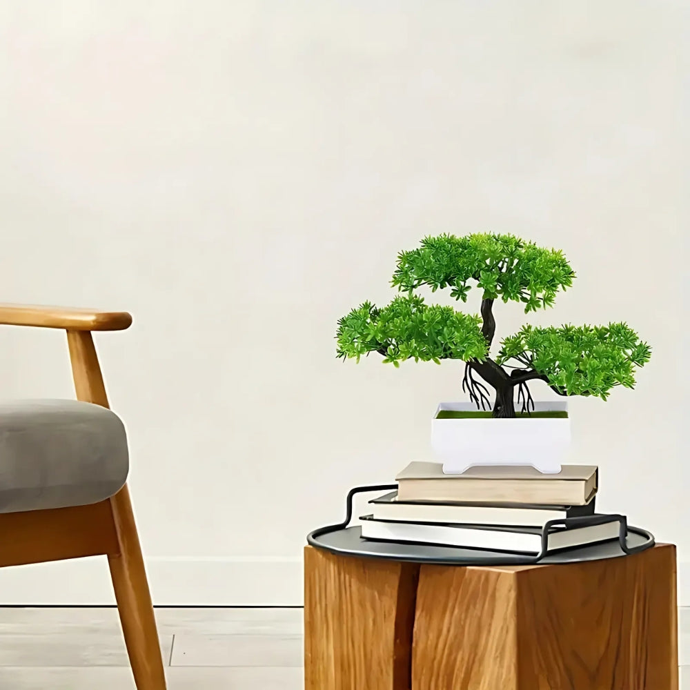 Kleiner künstlicher Bonsai im Topf