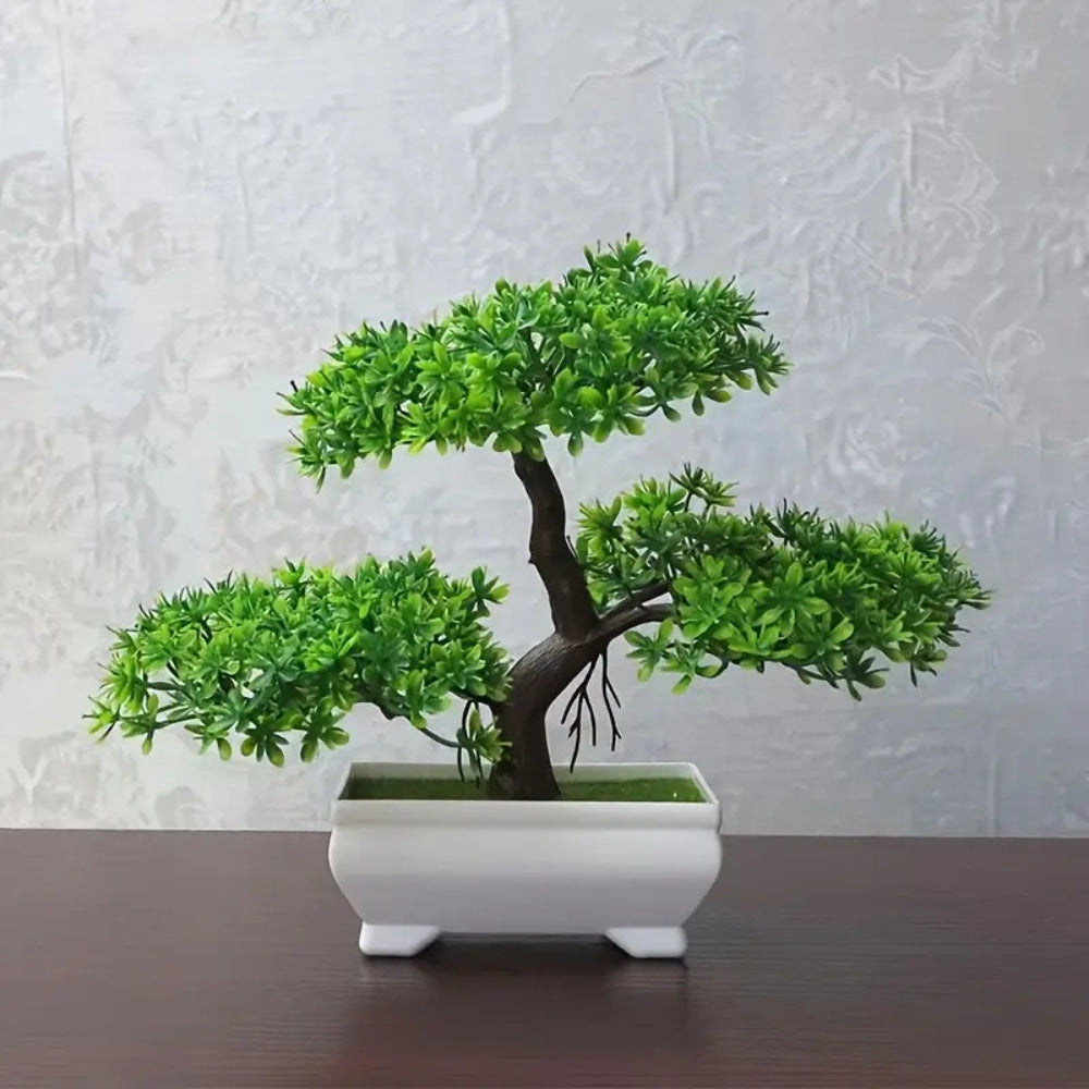 Kleiner künstlicher Bonsai im Topf