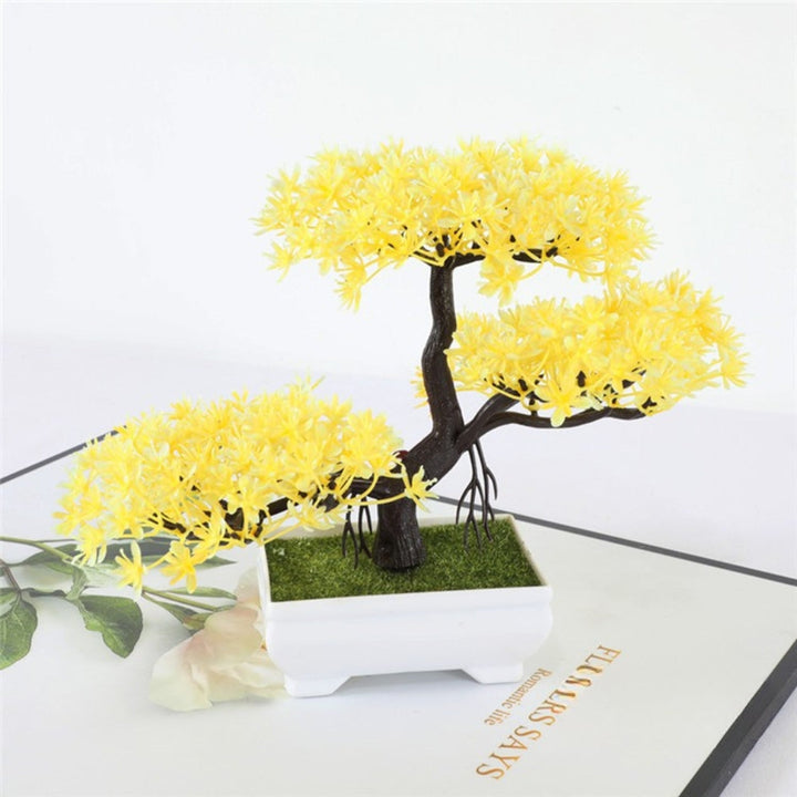Kleiner künstlicher Bonsai im Topf
