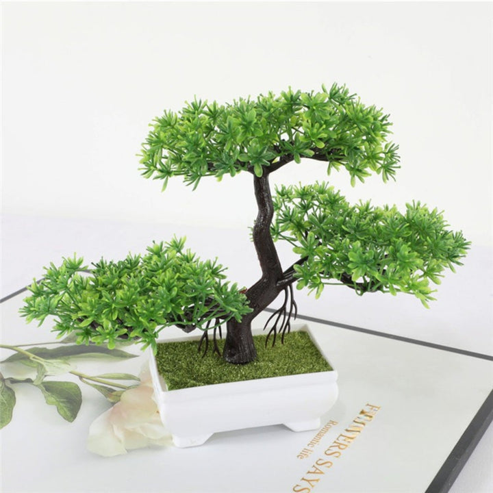 Kleiner künstlicher Bonsai im Topf