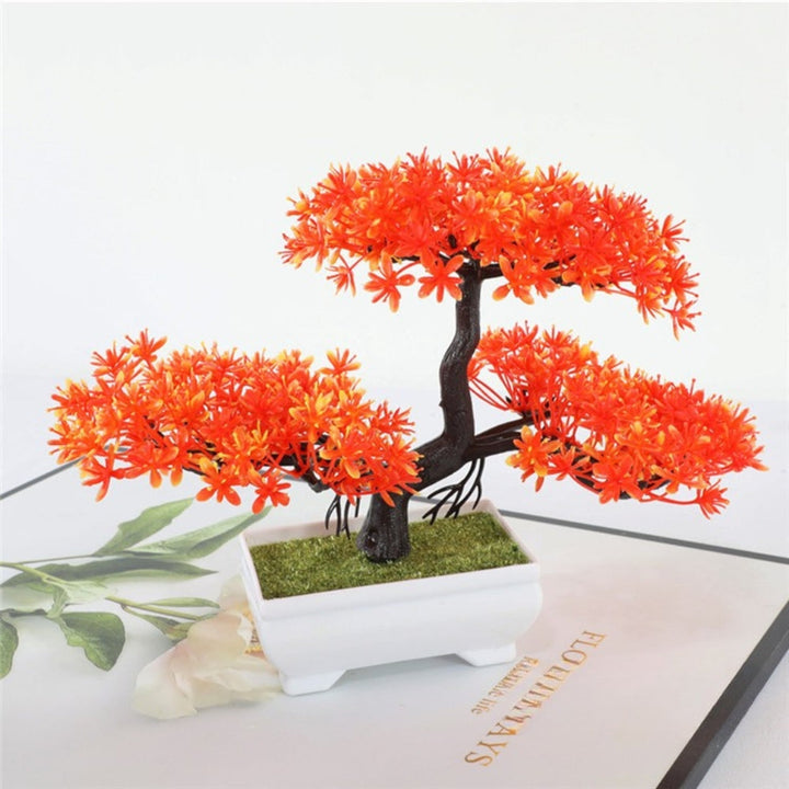 Kleiner künstlicher Bonsai im Topf