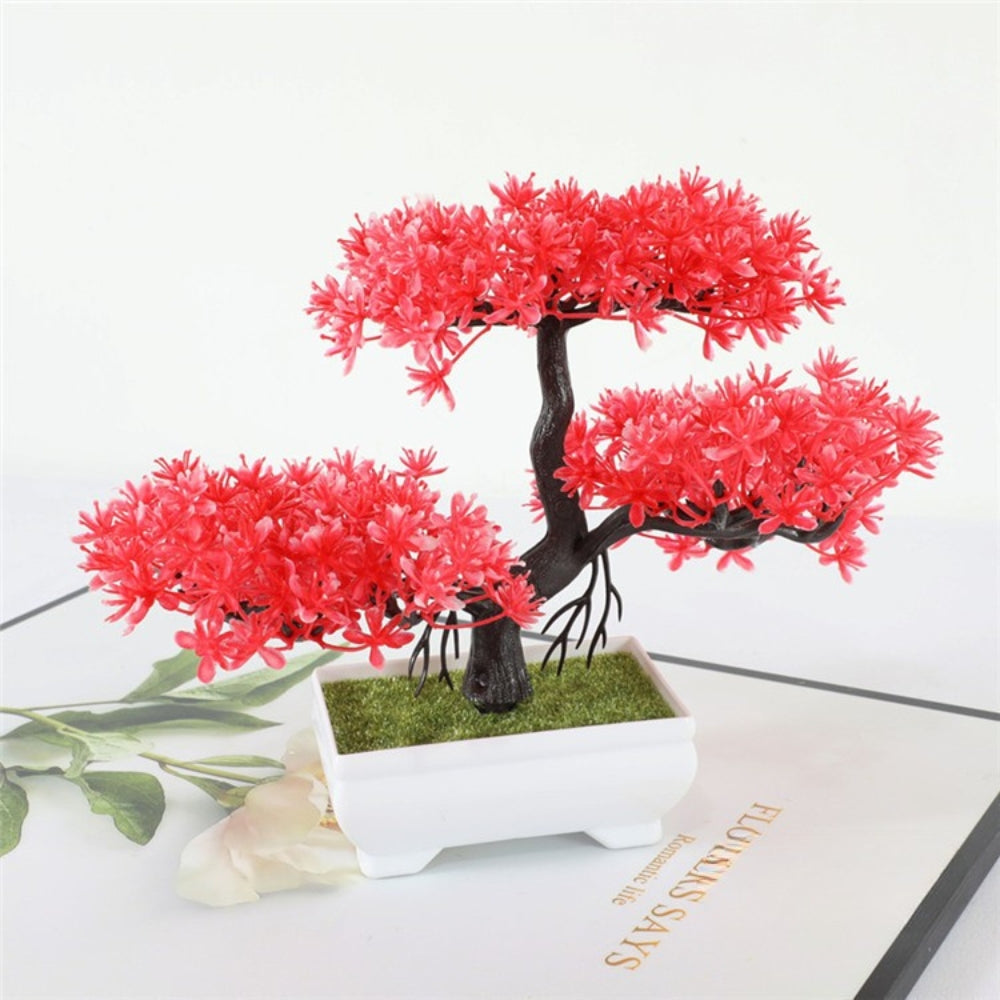 Kleiner künstlicher Bonsai im Topf