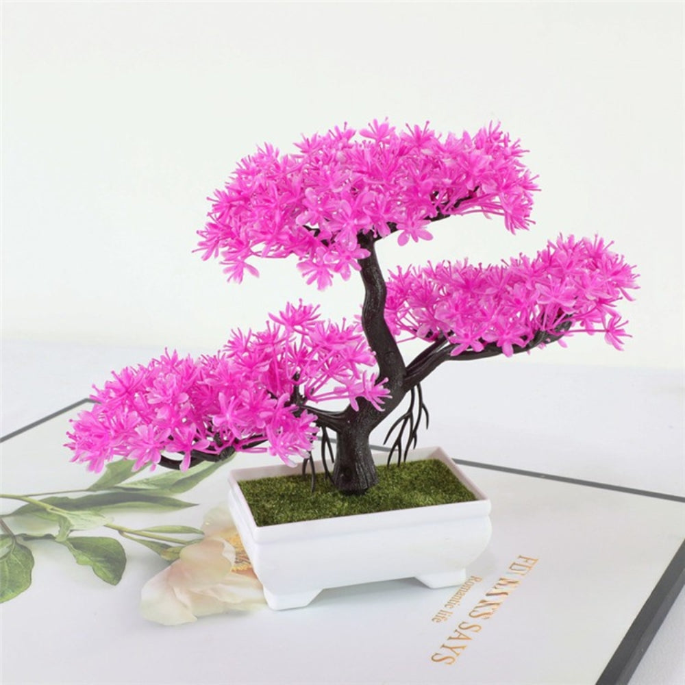 Kleiner künstlicher Bonsai im Topf