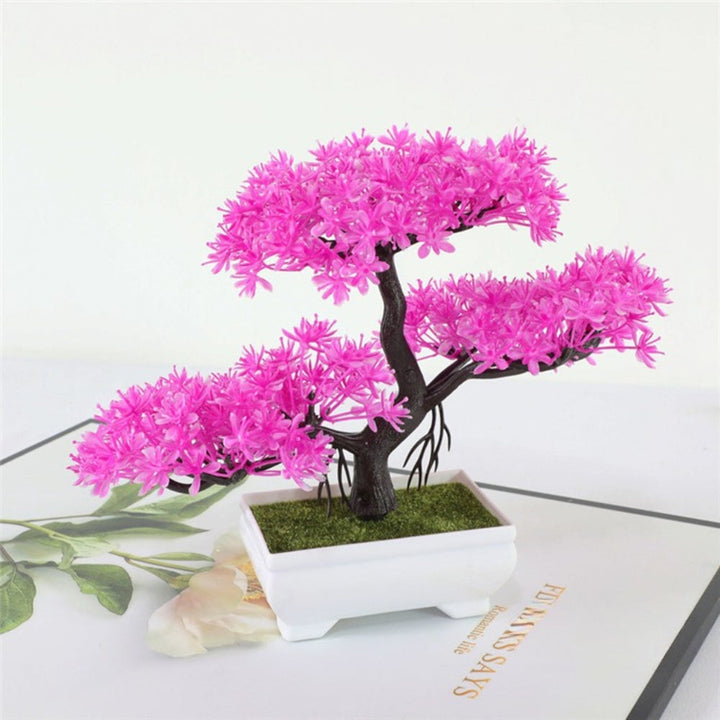 Kleiner künstlicher Bonsai im Topf