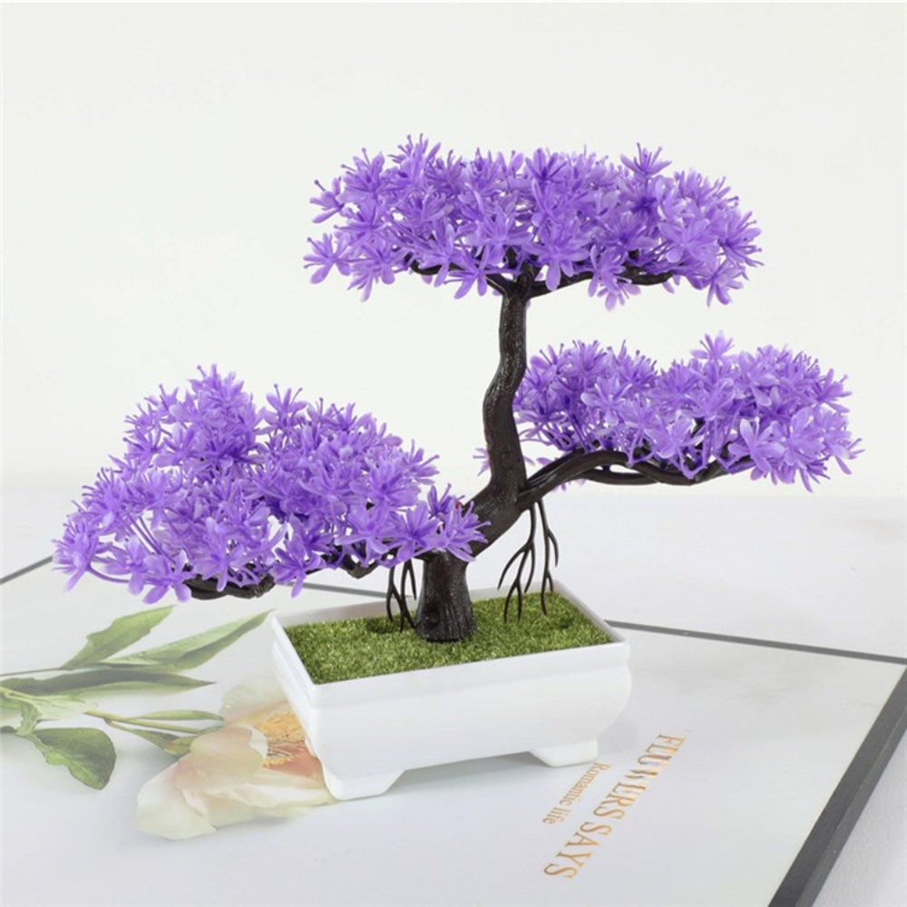 Kleiner künstlicher Bonsai im Topf