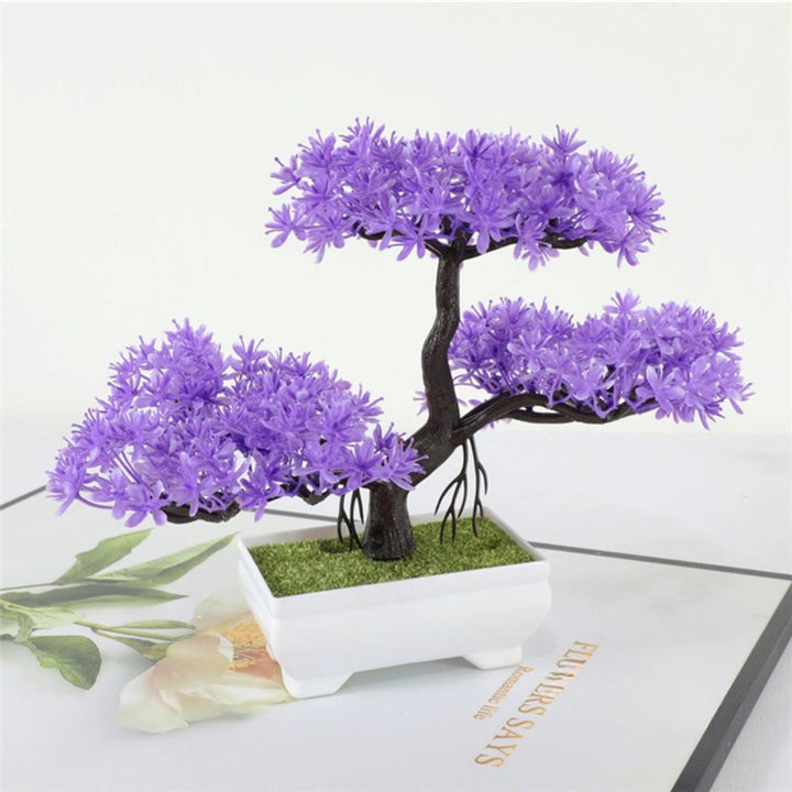Kleiner künstlicher Bonsai im Topf