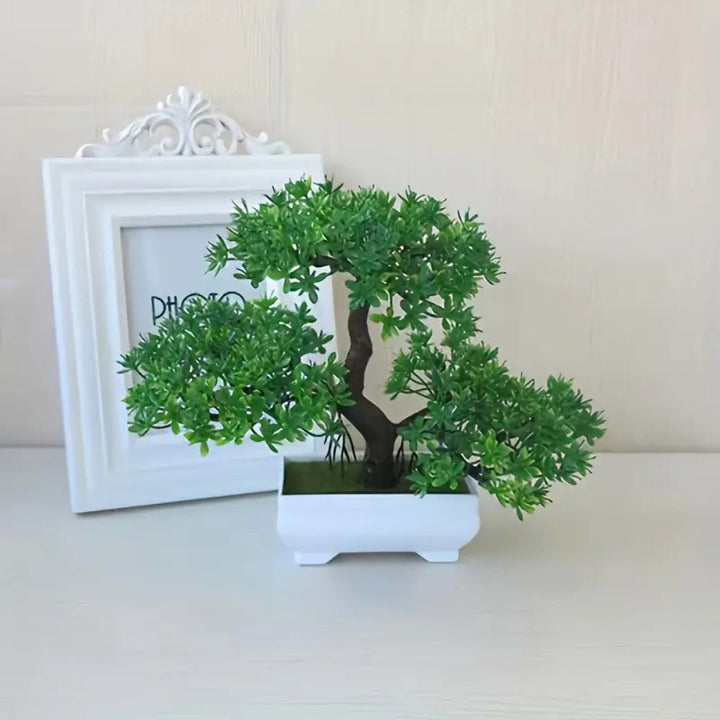 Kleiner künstlicher Bonsai im Topf