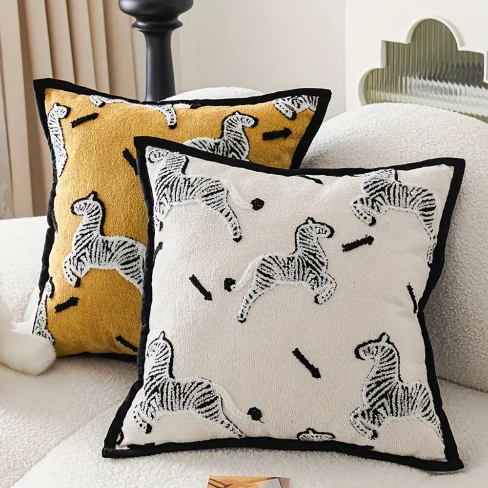 Kissenhülle aus besticktem Chenille mit geometrischem Muster