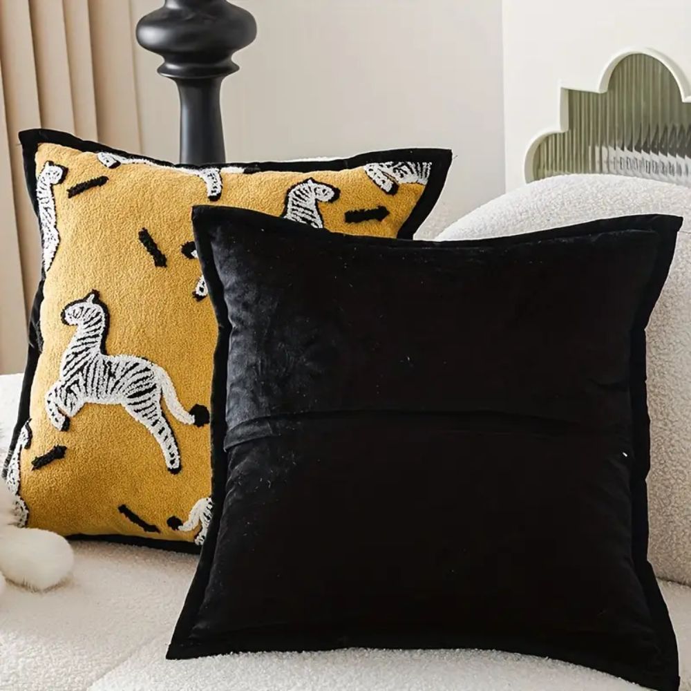 Kissenhülle aus besticktem Chenille mit geometrischem Muster