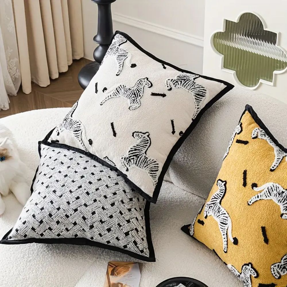 Kissenhülle aus besticktem Chenille mit geometrischem Muster