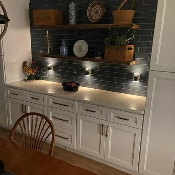 Veilleuse LED sous un meuble de cuisine