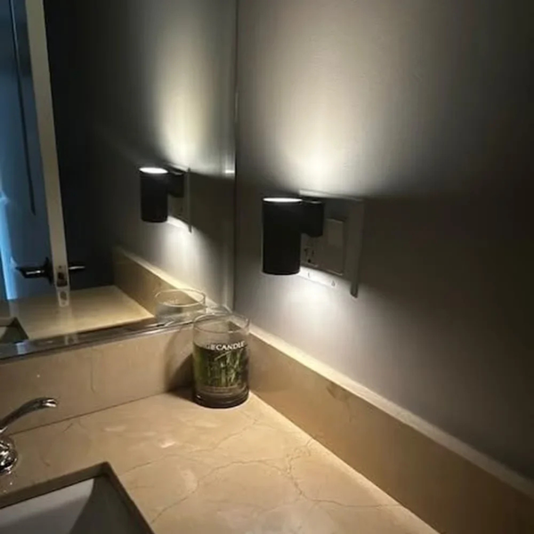 Veilleuse LED près d'un lavabo