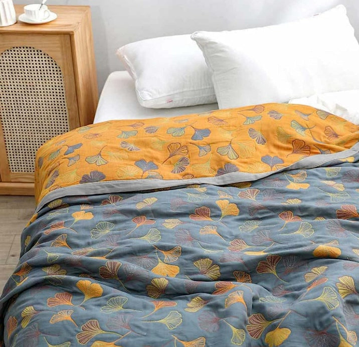 Wendbare Tagesdecke mit Ginkgoblättern